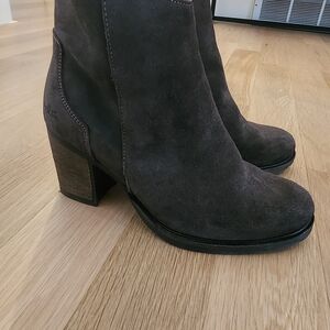 Chic Women's Dark Suede Heeled Boots